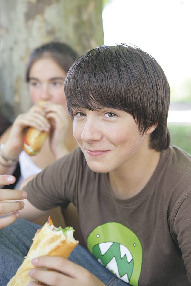 Jugendliche essen gerne schnell und eher ungesund, Eltern können trotzdem etwas für einen gesunde Ernährung tun.